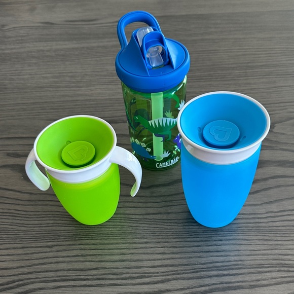 CamelBak Kids Bottle with Dinosaur and Two Cups - Picture 1 of 1